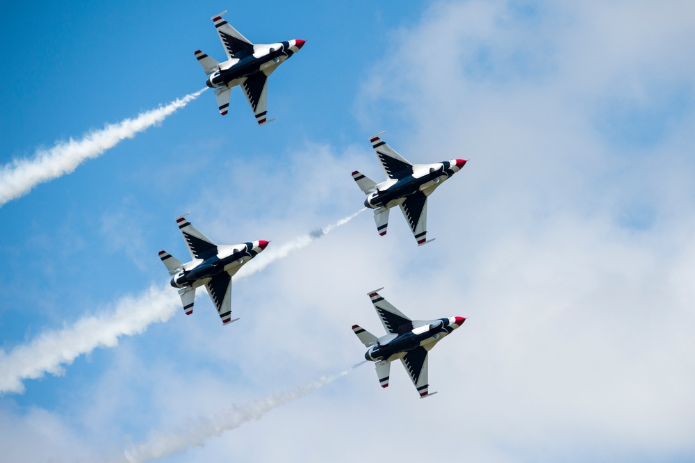 DVIDS - Images - Thunderbirds perform at the Defenders of Liberty ...