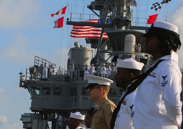 Man the Rails; Marines and Sailors arrive in Ft. Lauderdale