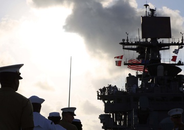 Man the Rails; Marines and Sailors arrive in Ft. Lauderdale