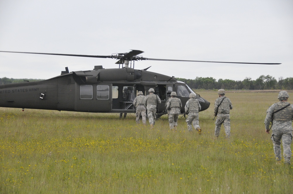 Black Hawk lifts soldiers