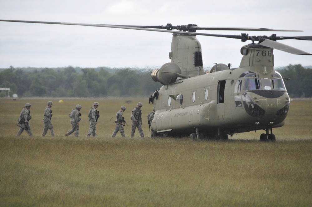 Chinook lifts troops