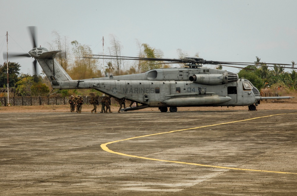 CH-53E Super Stallions refuel and retrieve members of JRRF during Balikatan 2016