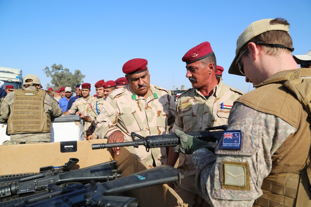 Coalition issues M16 rifles to Iraqi soldiers