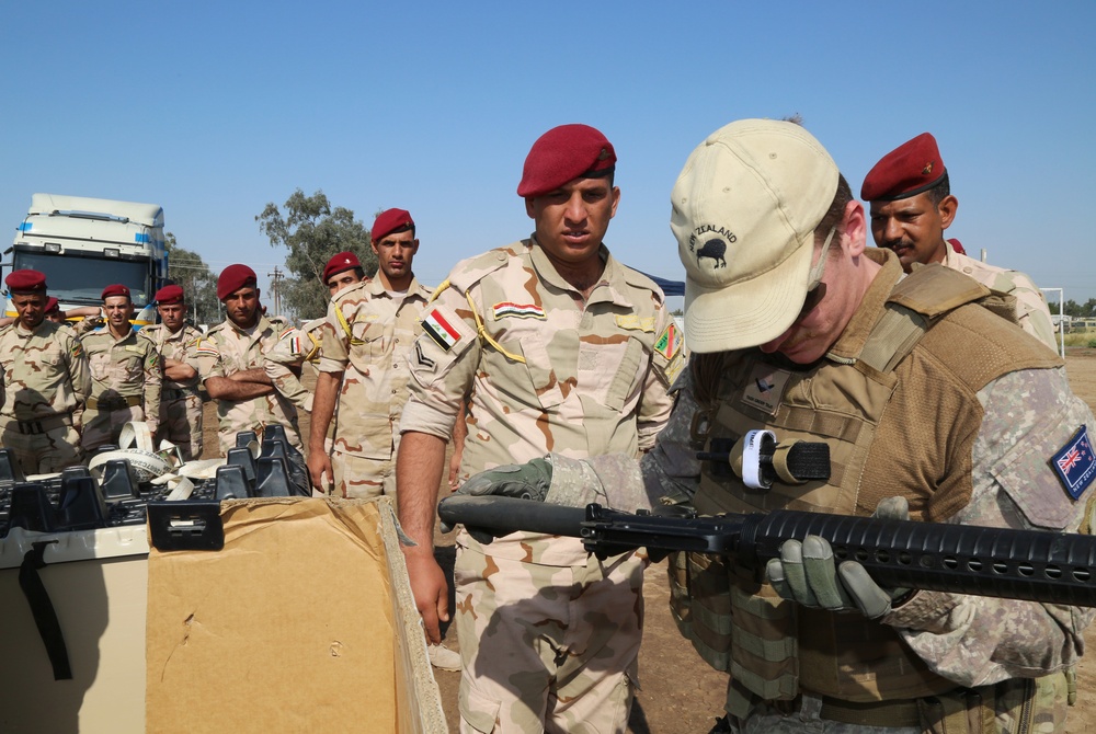 Coalition issues M16 rifles to Iraqi soldiers