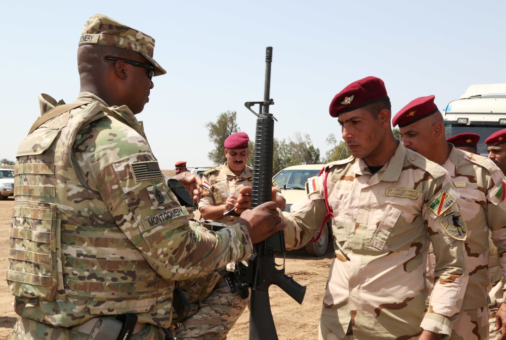 Coalition issues M16 rifles to Iraqi soldiers