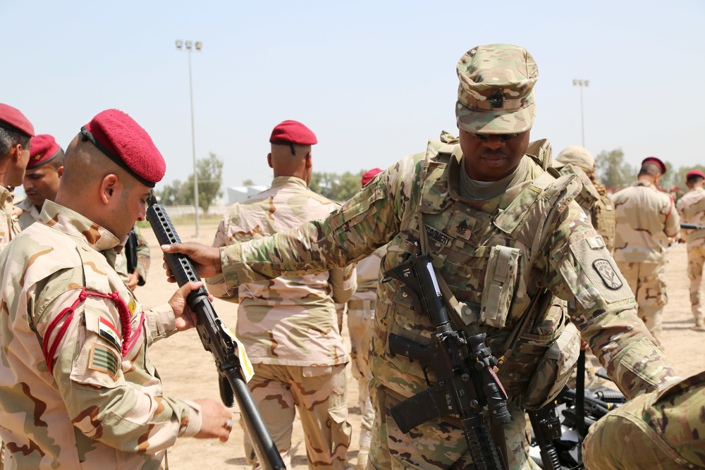 Coalition issues M16 rifles to Iraqi soldiers