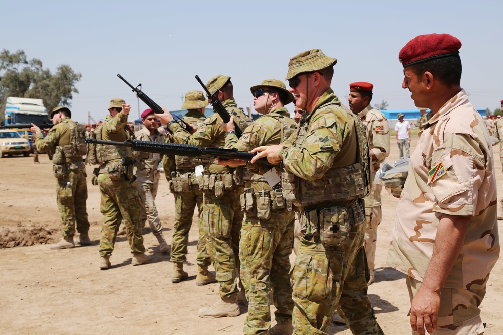 Coalition issues M16 rifles to Iraqi soldiers