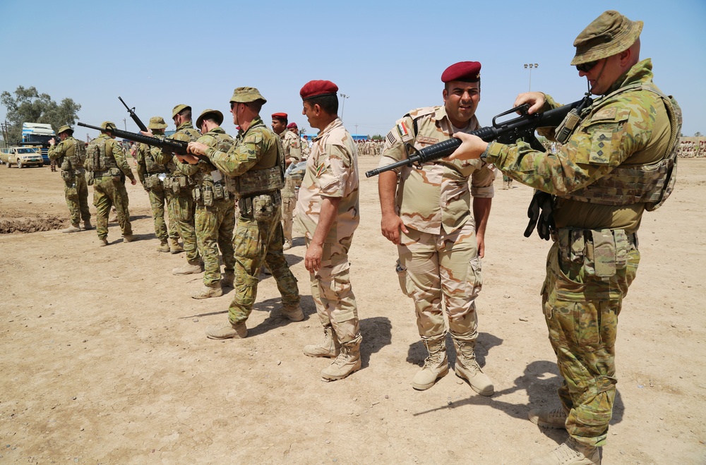 Coalition issues M16 rifles to Iraqi soldiers