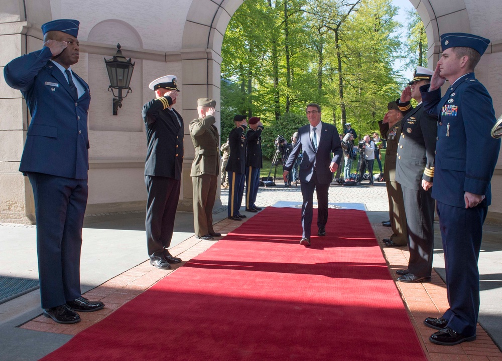 SD hosts counter-ISIL meetings at EUCOM