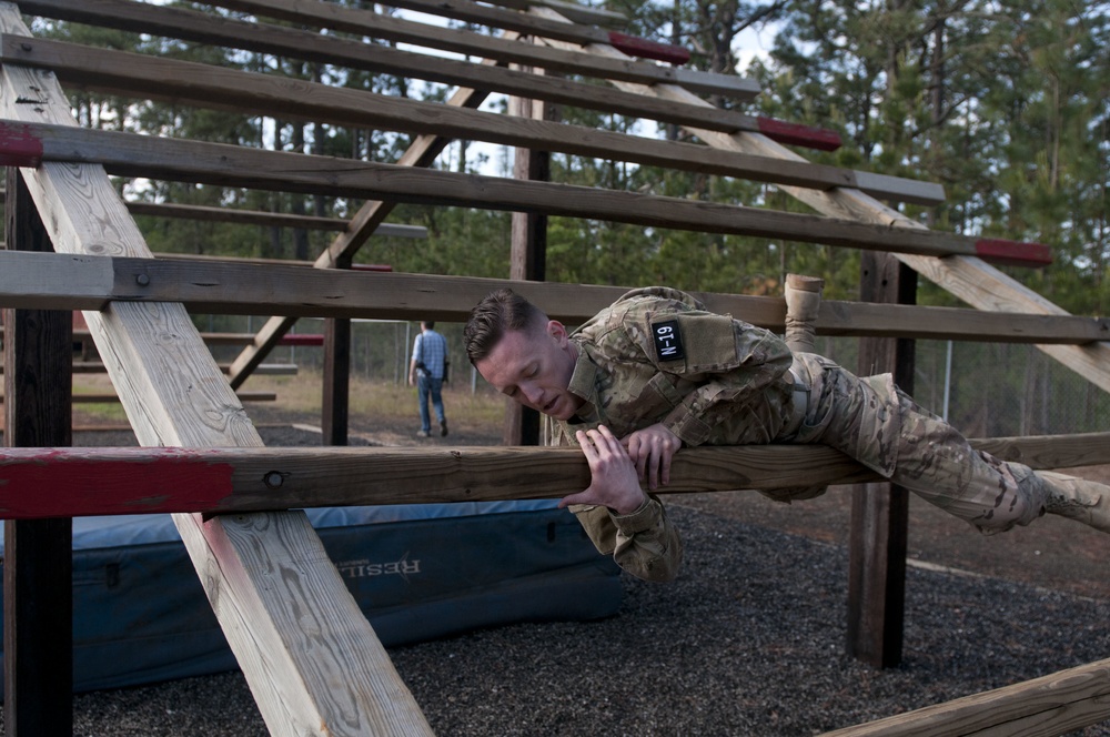 Musician tackles obstacle during Air Assault Obstacle Course