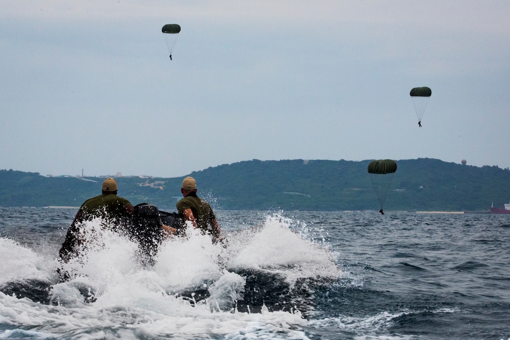 Recon conducts maritime Jump and Recovery training