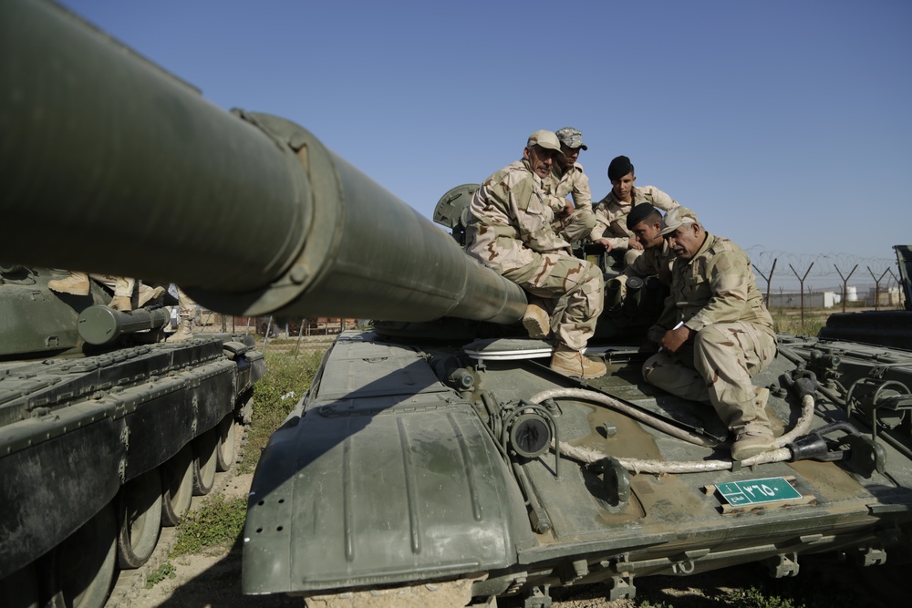 Iraqi soldiers train with T-72 tanks