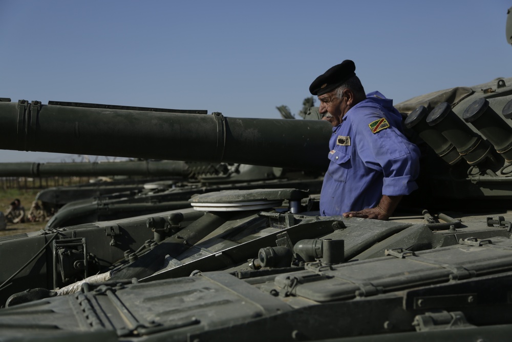 Iraqi soldiers train with T-72 tanks