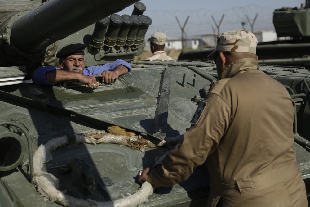 Iraqi soldiers train with T-72 tanks