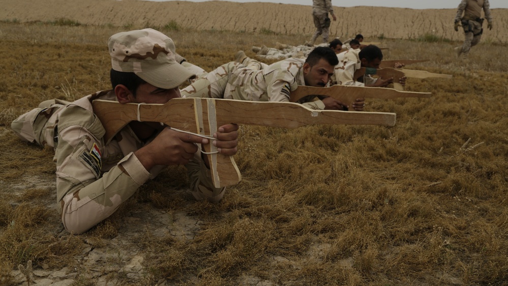 Iraqi soldiers conduct individual movement training