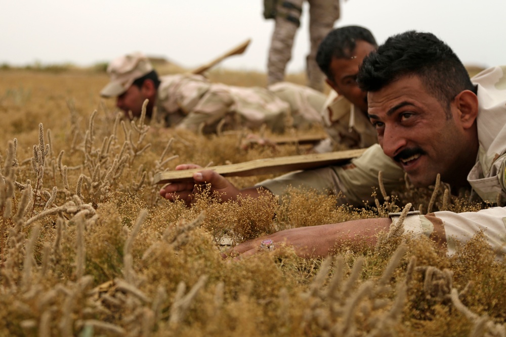 Iraqi soldiers conduct individual movement training