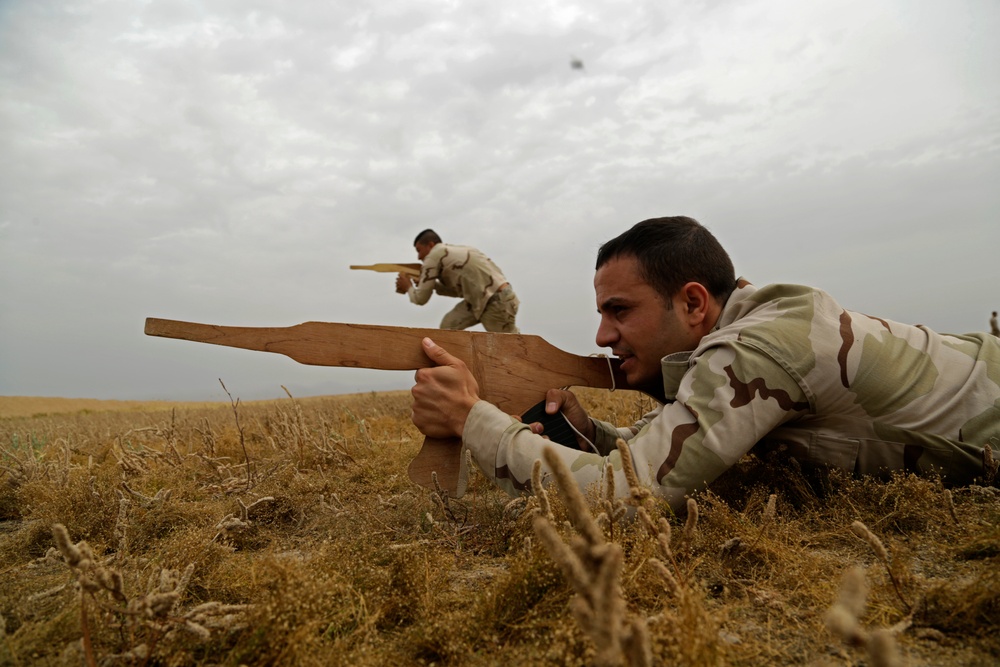 Iraqi soldiers conduct individual movement training