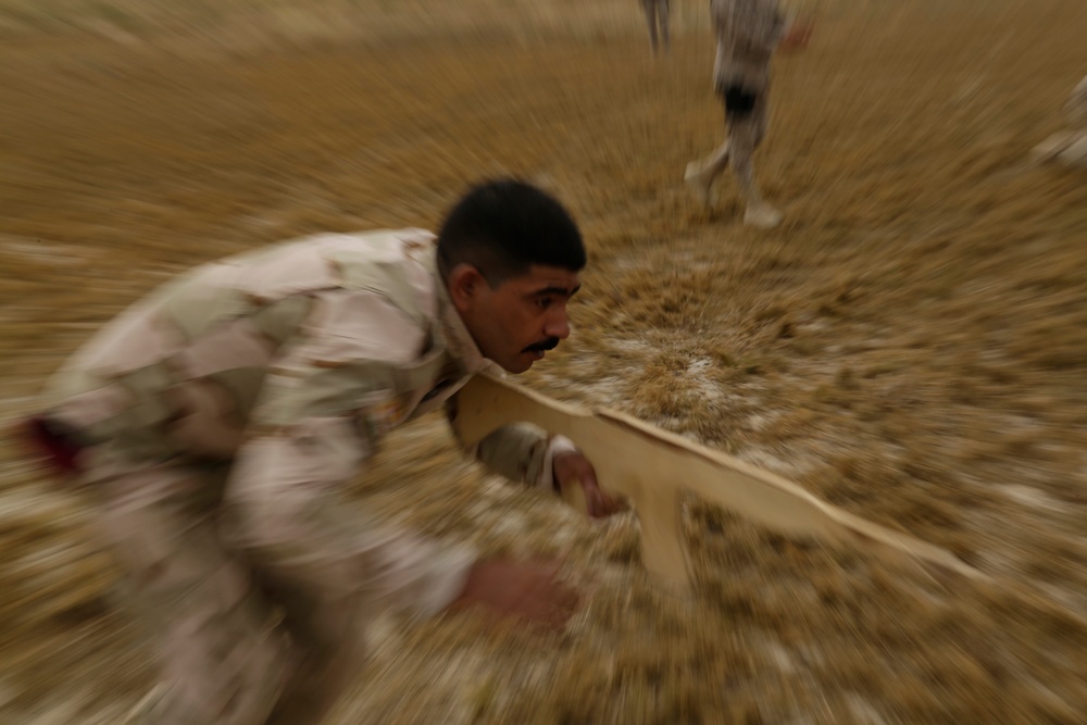 Iraqi soldiers conduct individual movement training