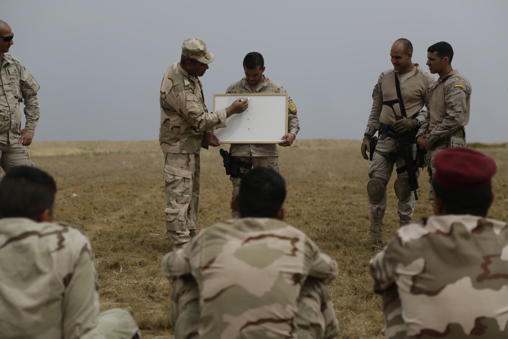 Iraqi soldiers conduct individual movement training