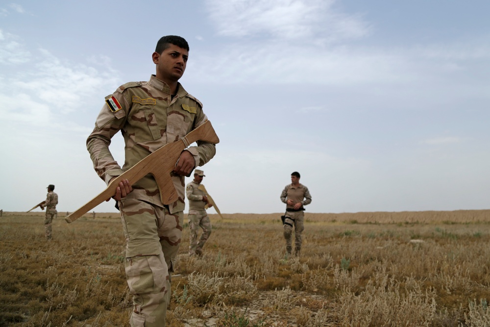 Iraqi soldiers conduct individual movement training