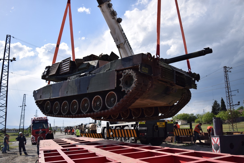 US Army Abrams, Bradleys arrive in Georgia