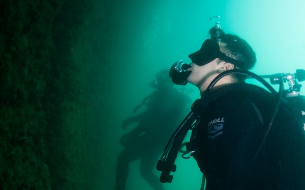 CTG 56.1 Conducts AT/FP Dives