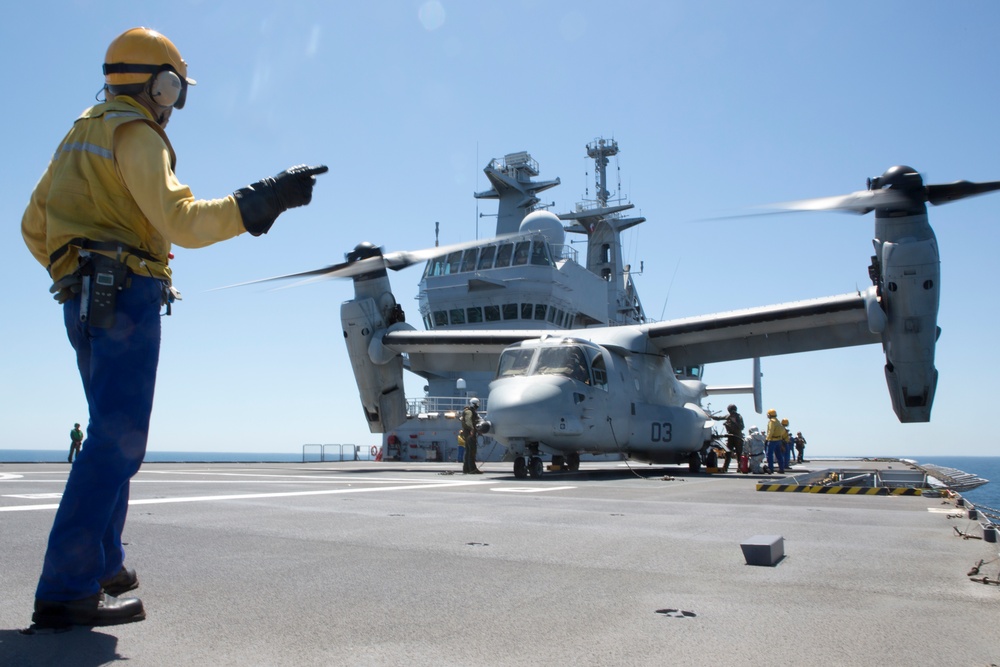 SPMAGTF-CR-AF Ospreys land on French Ship BPC Dixmude