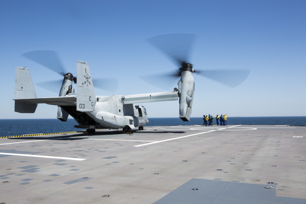 SPMAGTF-CR-AF Ospreys land on French Ship BPC Dixmude
