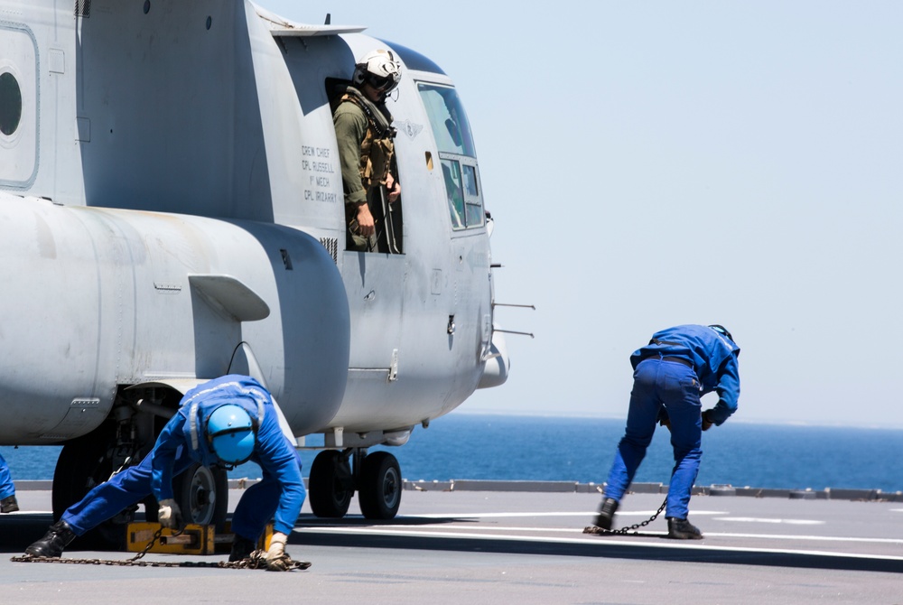 SPMAGTF-CR-AF Ospreys land on French Ship BPC Dixmude