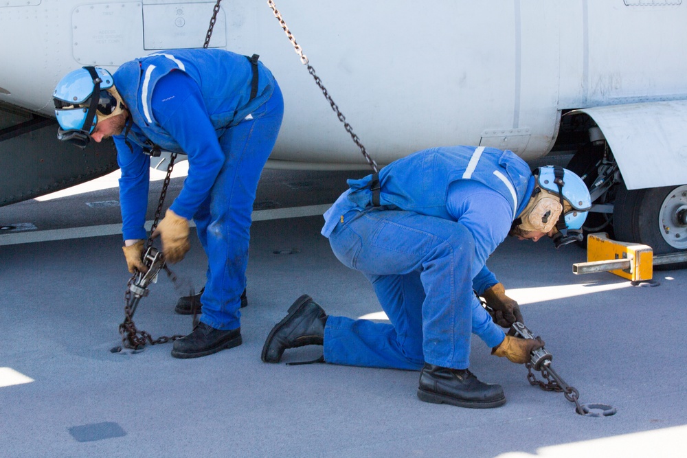 SPMAGTF-CR-AF Ospreys land on French Ship BPC Dixmude