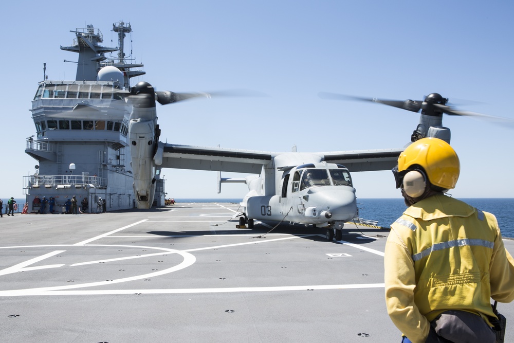 SPMAGTF-CR-AF Ospreys land on French Ship BPC Dixmude