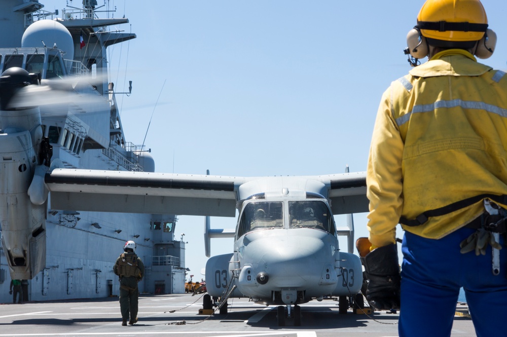 SPMAGTF-CR-AF Ospreys land on French Ship BPC Dixmude