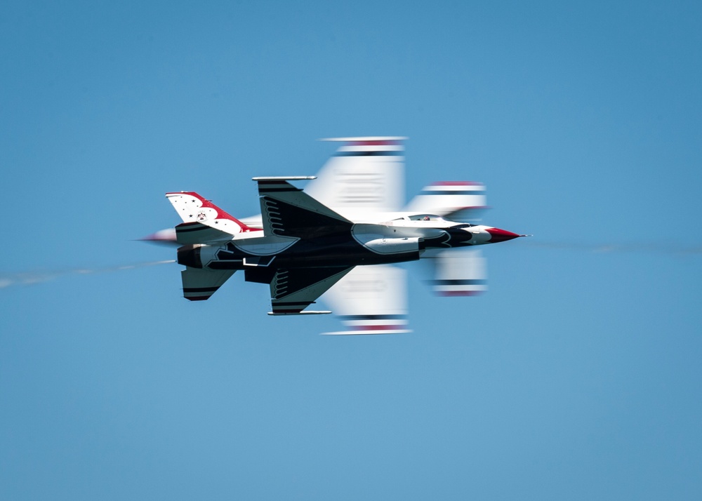 Thunderbirds perform at the Fort Lauderdale Airshow