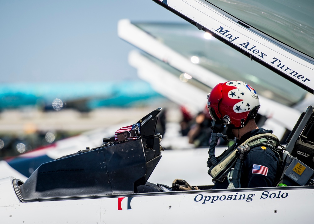 Thunderbirds perform at the Fort Lauderdale Airshow