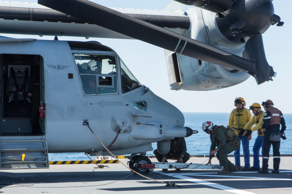 SPMAGTF-CR-AF Ospreys land on French Ship BPC Dixmude