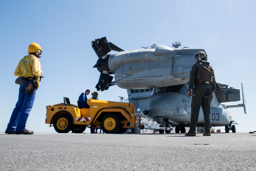 SPMAGTF-CR-AF Ospreys land on French Ship BPC Dixmude