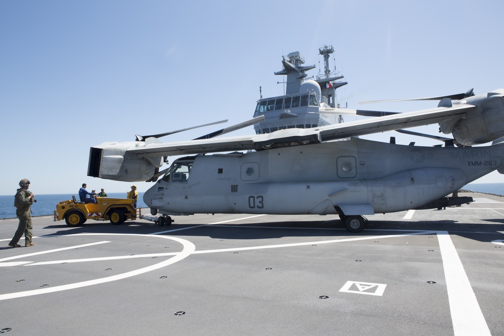 SPMAGTF-CR-AF Ospreys land on French Ship BPC Dixmude