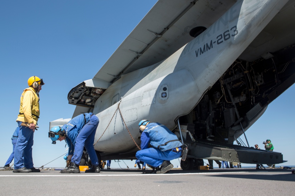 SPMAGTF-CR-AF Ospreys land on French Ship BPC Dixmude