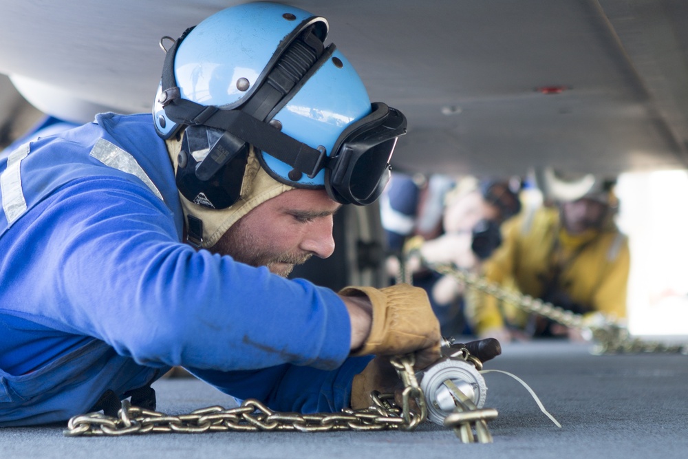 SPMAGTF-CR-AF Ospreys land on French Ship BPC Dixmude