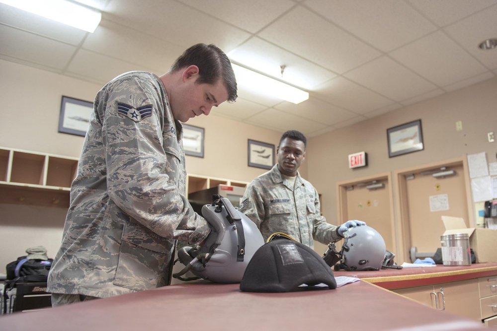 Aircrew flight equipment: no masking safety