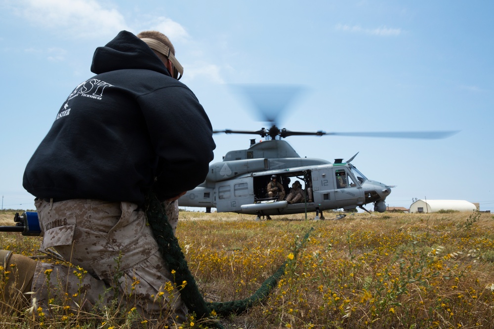 Helicopter rope suspension technique masters teach Marines fundamentals of fast roping