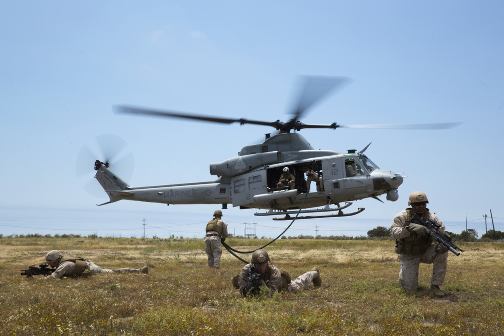 Helicopter rope suspension technique masters teach Marines fundamentals of fast roping