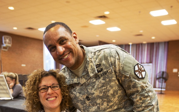 Military spouses get creative while enjoying fellowship