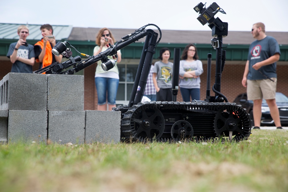 EOD provides firsthand robotics demonstration to Swansboro High Robotics Team