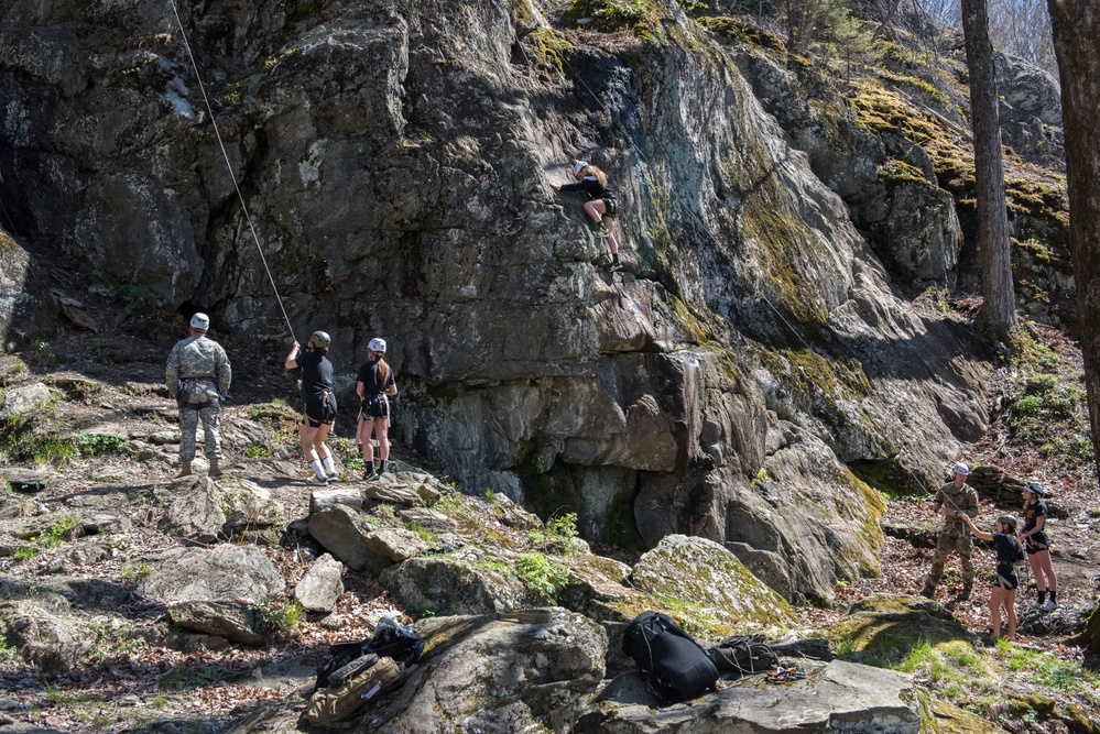 Army Mountain Warfare School Instructors Oversee UVM Soccer Players Mountain Climbing