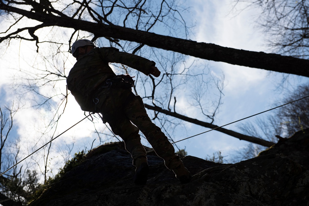 Army Mountain Warfare School Instructor Rappels