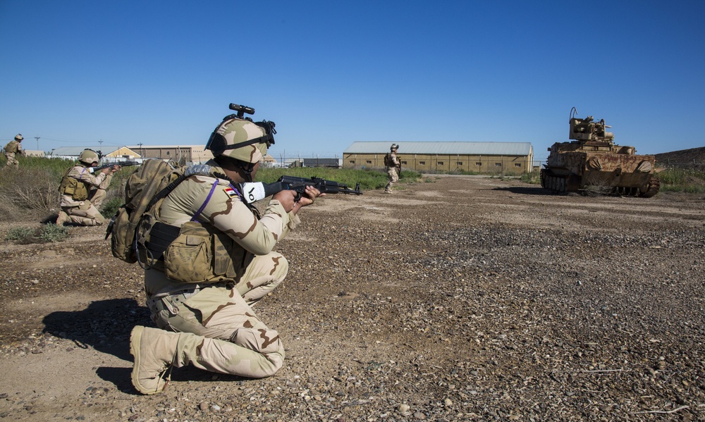 Task Group Taji trains Iraqi soldiers on squad drills