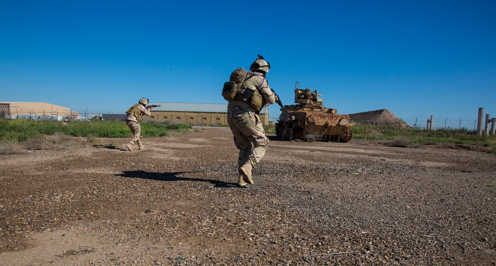 Task Group Taji trains Iraqi soldiers on squad drills