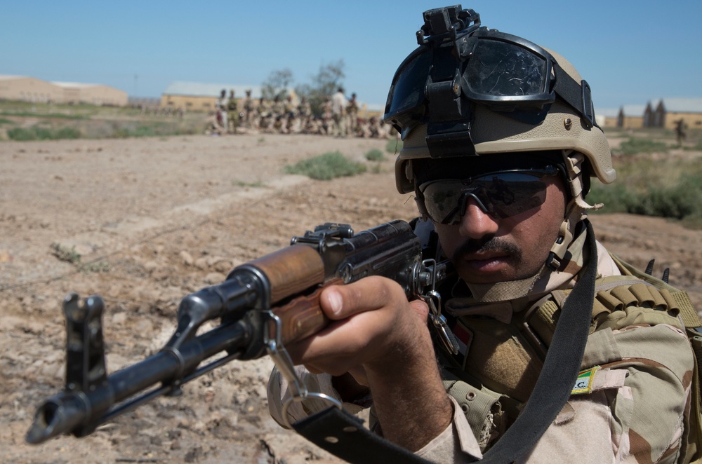 Task Group Taji trains Iraqi soldiers on squad drills