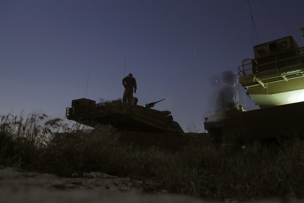 Iraqi soldiers practice M1 Abrams night driving